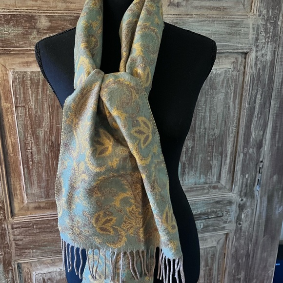 Accessories - Elegant Paisley Scarf with Fringe